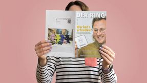 Eine Frau ließt im Ring.