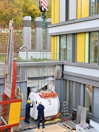 Maßarbeit: Das MRT wird für die letzten Meter auf Rollen ins Kinderzentrum geschoben.