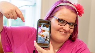 Antje Gärtner zeigt stolz ein Foto von ihren Katzen