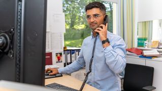 Tufan Sirmagül telefoniert in seinem Büro im Haus Mamre. 