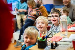 Kinder schauen gespannt zum Nikolaus