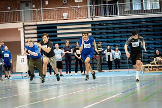 4 Jungen rennen schnell