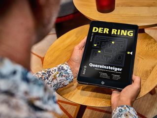 Mann liest auf dem Tablet die aktuelle RING-Ausgabe