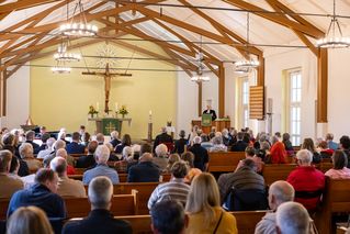 Gottesdienst-Besucherinnen und Besucher in der Kirche