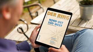 Ein Mann liest die digitale Ausgabe von DER RING auf dem Tablet