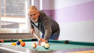 Ein Mann spielt Billard