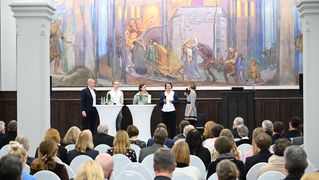 Rednerinnen und Redner bei der Podiumsdiskussion