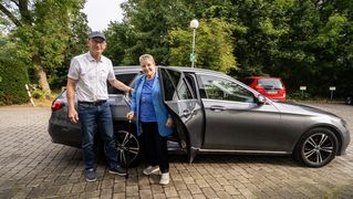 David Braun hilft Annemarie Hornbruch aus dem Auto.