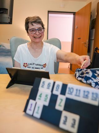 Susanne Boestfleisch spielt eine Partie "Rummikub"