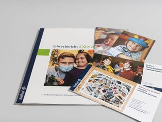 Mehrere Broschüren und andere Infomaterialien zum Thema Spenden liegen auf einem Tisch.