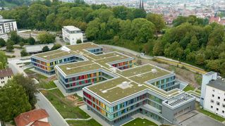 Ein Luftbild vom Kinderzentrum mit bunten Fassaden und Dachbegrünung.
