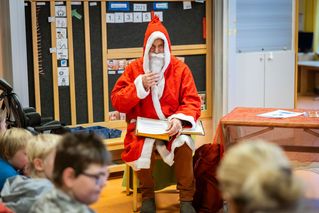 Nikolaus liest aus einem Buch vor