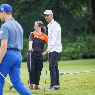 Tufan Sirmagül geht in Begleitung von weiteren Spielern über den Golfplatz. 