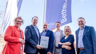 Gruppenbild vor Bethel-Fahne