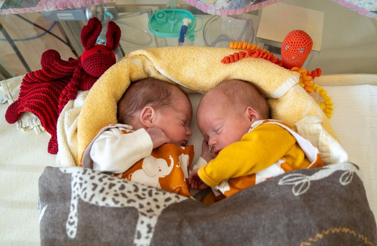 Frida und Leon liegen aneinander gekuschelt in ihrem Bett.