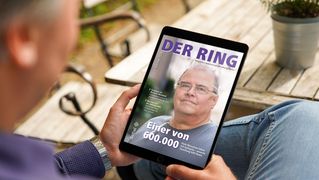 Ein Mann sitzt an einem Tisch und liest die digitale Ausgabe von DER RING.