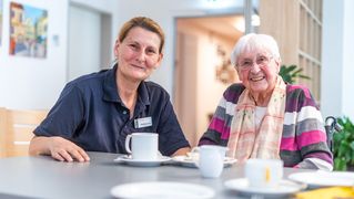 Quereinsteigerin Alexandra Hahn bekommt als Pflegefachassistenz viel Liebe von den Seniorinnen im Haus Hannah zurück.