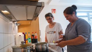 Susanne Boestfleisch cooks together with Nadia El Hachimi.