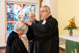 Pastor Ulrich Pohl nahm die Entpflichtung vor und segnete die Pastorin