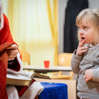 Mädchen schaut erstaunt zum Nikolaus