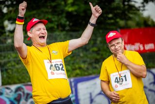 Sportler freuen sich über Medaille