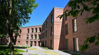 Außenansicht vom Gebäude unter blauem Himmel