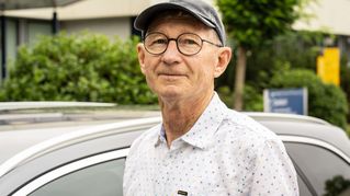 David Braun steht vor seinem Auto am Dankort.