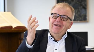 Pastor Pohl sitzt in seinem Büro und spricht