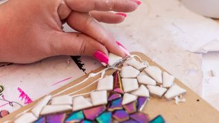 Antje Gärtners Finger kleben Mosaiksteine