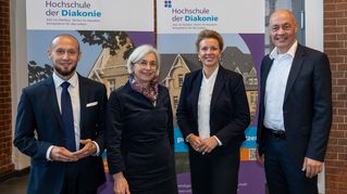 HdD-Rektor Prof. Dr. Markus Schidt, Pastorin Andrea Wagner-Pinggéra, Mitglied des Bethel-Vorstands, Ina Brandes MdL, Ministerin für Kultur und Wissenschaft des Landes Nordrhein-Westfalen und Bethels Vorstandsvorsitzender Pastor Dr. Bartolt Haase (v.l.). Foto: Christian Weische