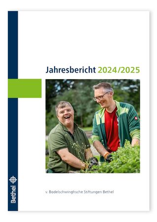 Das Titelbild des Jahresberichts 2024/2025. Es zeigt zwei Männer bei der Gartenarbeit.