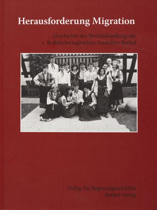 Das Buchcover, darauf ist ein altes Foto einer Gruppe von Menschen zu sehen.