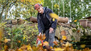 Ralph Ollig arbeitet im Garten