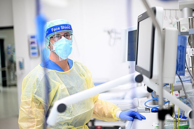 Ralf Berning in Schutzkleidung bei der Arbeit auf der Intensivstation