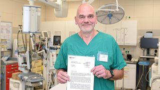 Dr. Karl Thies zeigt ein Dankesschreiben aus dem Bundesgesundheitsministerium. Foto: Manuel Bünemann