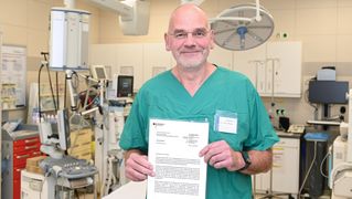 Dr. Karl Thies zeigt ein Dankesschreiben aus dem Bundesgesundheitsministerium. Foto: Manuel Bünemann