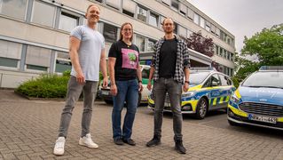 Christian Tappe (l.), Birgit Assmann und Benjamin Döge stehen vor der Herforder Polizeiwache. 